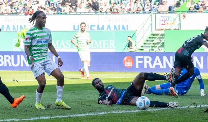 Sport Bilder des Tages 08.03.2025 - Fussball - Saison 2024 2025 - 2. Fussball - Bundesliga - 25. Spieltag: SpVgg Greuther Fürth ( Kleeblatt ) - 1. FC Magdeburg FCM - Sportfoto Zink - xwoxzix - DFL regulations prohibit any use of photographs as image sequences and or quasi-video - only for editorial use - Noel Futkeu (9, SpVgg Greuther Fürth ) erzielt Treffer Tor Torschuß zum 1:0 gegen Patric Pfeiffer (3, 1. FC Magdeburg FCM )