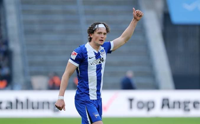 Fabian Reese zeigt Daumen hoch Aktion Oberkörper Fußball Fussball DFL 2.Bundesliga Herren 25. Spieltag Saison 2024 2025 08.03.2025 Hertha BSC Berlin vs. FC Schalke 04 S04 DFL regulations prohibit any use of photographs as image sequences and or quasi-video