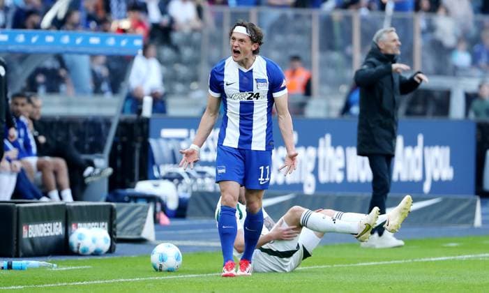 Fabian Reese schimpft nach Zweikampf mit Mehmet Aydin Fußball Fussball DFL 2.Bundesliga Herren 25. Spieltag Saison 2024 2025 08.03.2025 Hertha BSC Berlin vs. FC Schalke 04 S04 DFL regulations prohibit any use of photographs as image sequences and or quasi-video
