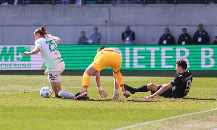 Fürth, 08.03.2025, Sportpark Ronhof, Fussball, 2.Bundesliga, 25.Spieltag , SpVgg Greuther Fürth vs. 1.FC Magdeburg , Im Bild von links; Noah Loosli ( 25, Fuerth), Torwart Lennart Grill ( 31, Fuerth), Martijn Kaars ( 9, Magdeburg). , Nur zur redaktionellen Nutzung. Only editorial use. , DFB DFL regulations prohibit any use of photographs as image sequences and or quasi-video. ,