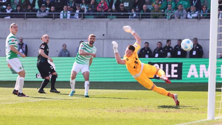 Fürth, 08.03.2025, Sportpark Ronhof, Fussball, 2.Bundesliga, 25.Spieltag , SpVgg Greuther Fürth vs. 1.FC Magdeburg , Im Bild; Tor für Magdeburg. Baris Atik ( 23, Magdeburg) trifft zum 1:1. Noah Loosli ( 25, Fuerth), Baris Atik ( 23, Magdeburg), Simon Asta ( 2, Fuerth), Torwart Lennart Grill ( 31, Fuerth). , Nur zur redaktionellen Nutzung. Only editorial use. , DFB DFL regulations prohibit any use of photographs as image sequences and or quasi-video. ,