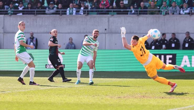 Sport Bilder des Tages Fürth, 08.03.2025, Sportpark Ronhof, Fussball, 2.Bundesliga, 25.Spieltag , SpVgg Greuther Fürth vs. 1.FC Magdeburg , Im Bild; Tor für Magdeburg. Baris Atik ( 23, Magdeburg) trifft zum 1:1. Noah Loosli ( 25, Fuerth), Baris Atik ( 23, Magdeburg), Simon Asta ( 2, Fuerth), Torwart Lennart Grill ( 31, Fuerth). , Nur zur redaktionellen Nutzung. Only editorial use. , DFB DFL regulations prohibit any use of photographs as image sequences and or quasi-video. ,