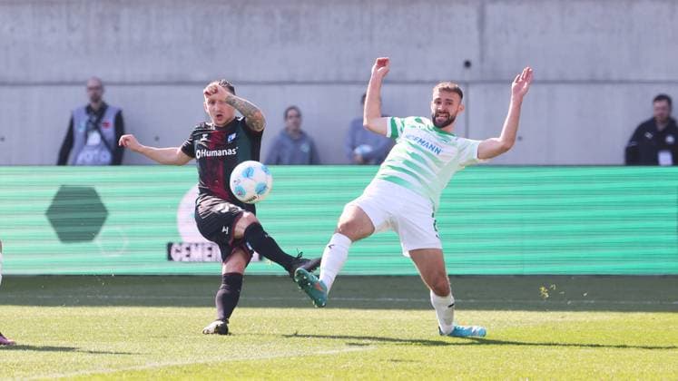 Fürth, 08.03.2025, Sportpark Ronhof, Fussball, 2.Bundesliga, 25.Spieltag , SpVgg Greuther Fürth vs. 1.FC Magdeburg , Im Bild; Tor für Magdeburg. Baris Atik ( 23, Magdeburg) trifft zum 1:1. Baris Atik ( 23, Magdeburg), Simon Asta ( 2, Fuerth). , Nur zur redaktionellen Nutzung. Only editorial use. , DFB DFL regulations prohibit any use of photographs as image sequences and or quasi-video. ,