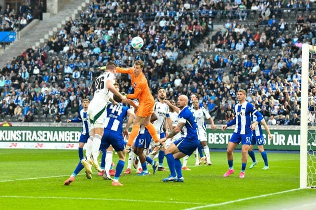 Fussball 2.Bundesliga, Hertha BSC Berlin - FC Schalke 04 08.03.2025, xdanx, Fussball 2.Bundesliga, Hertha BSC Berlin - FC Schalke 04 v.l. Tomas Kalas (FC Schalke 04 26)Tjark Ernst (Hertha BSC 1),Zweikampf, Duell, Kampf, tackle (DFL DFB REGULATIONS PROHIBIT ANY USE OF PHOTOGRAPHS as IMAGE SEQUENCES and or QUASI-VIDEO) Daniel Lakomski Mix1 Berlin Olympiastadion Berlin Deutschland (DEU)