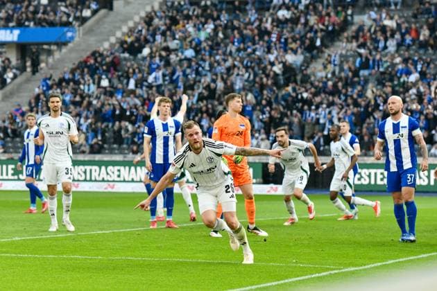 Fussball 2.Bundesliga, Hertha BSC Berlin - FC Schalke 04 08.03.2025, xdanx, Fussball 2.Bundesliga, Hertha BSC Berlin - FC Schalke 04 v.l. Jubel nach dem 0:1 durch Tomas Kalas (FC Schalke 04 26) (DFL DFB REGULATIONS PROHIBIT ANY USE OF PHOTOGRAPHS as IMAGE SEQUENCES and or QUASI-VIDEO) Daniel Lakomski Mix1 Berlin Olympiastadion Berlin Deutschland (DEU)
