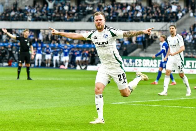 Fussball 2.Bundesliga, Hertha BSC Berlin - FC Schalke 04 08.03.2025, xdanx, Fussball 2.Bundesliga, Hertha BSC Berlin - FC Schalke 04 v.l. Jubel nach dem 0:1 durch Tomas Kalas (FC Schalke 04 26) (DFL DFB REGULATIONS PROHIBIT ANY USE OF PHOTOGRAPHS as IMAGE SEQUENCES and or QUASI-VIDEO) Daniel Lakomski Mix1 Berlin Olympiastadion Berlin Deutschland (DEU)