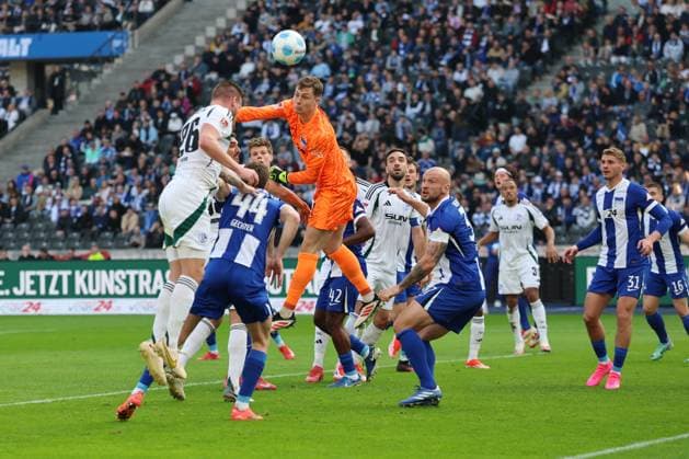 2. Fußball Bundesliga, Hertha BSC - Schalke 04 Tor, Tomáö Kalas (Schalke 04 26) trift zum 0:1 ins Tor. Tjark Ernst (Hertha BSC Berlin 1) kann nicht eingreifen, kommt nicht mehr an den Ball. Vorne Linus Gechter (Hertha BSC Berlin 44), rechts Toni Leistner (Hertha BSC Berlin 37), während der Begegnung in der 2. Fußball Bundesliga, Hertha BSC - Schalke 04 in Berlin, Olympiastadion, am 08.03.2025. DFB regulations prohibit any use of photographs as image sequences and or quasi video.