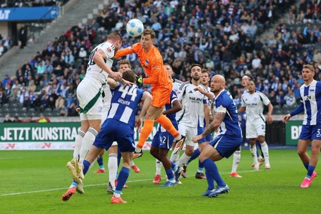 2. Fußball Bundesliga, Hertha BSC - Schalke 04 Tor, Tomáö Kalas (Schalke 04 26) trift zum 0:1 ins Tor. Tjark Ernst (Hertha BSC Berlin 1) kann nicht eingreifen, kommt nicht mehr an den Ball. Vorne Linus Gechter (Hertha BSC Berlin 44), rechts Toni Leistner (Hertha BSC Berlin 37), während der Begegnung in der 2. Fußball Bundesliga, Hertha BSC - Schalke 04 in Berlin, Olympiastadion, am 08.03.2025. DFB regulations prohibit any use of photographs as image sequences and or quasi video.