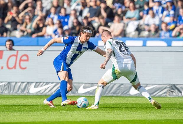 Fussball, Herren, Saison 2024 2025, 2. Bundesliga (25. Spieltag), Hertha BSC - FC Schalke 04, v.l. Fabian Reese (Hertha BSC), Tomas Kalas (Schalke 04), 08.03. 2025,