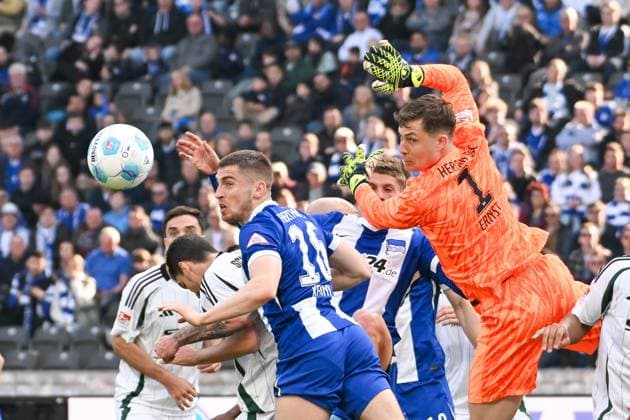 Fussball 2.Bundesliga, Hertha BSC Berlin - FC Schalke 04 08.03.2025, xdanx, Fussball 2.Bundesliga, Hertha BSC Berlin - FC Schalke 04 v.l. Jonjoe Kenny (Hertha BSC 16),Tjark Ernst (Hertha BSC 1), schaut den Ball hinterher (DFL DFB REGULATIONS PROHIBIT ANY USE OF PHOTOGRAPHS as IMAGE SEQUENCES and or QUASI-VIDEO) Daniel Lakomski Mix1 Berlin Olympiastadion Berlin Deutschland (DEU)