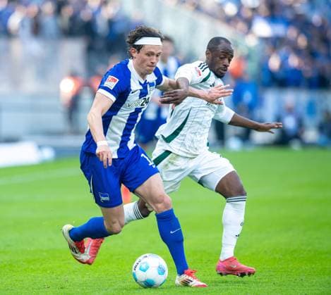 Fussball, Herren, Saison 2024 2025, 2. Bundesliga (25. Spieltag), Hertha BSC - FC Schalke 04, v.l. Fabian Reese (Hertha BSC), Christopher Antwi-Adjei (Schalke 04), 08.03. 2025,
