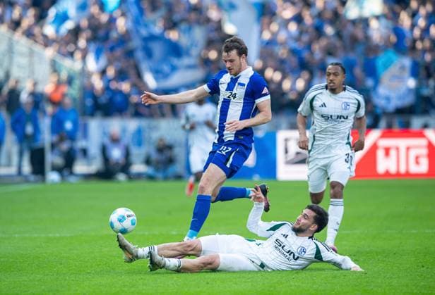 Fussball, Herren, Saison 2024 2025, 2. Bundesliga (25. Spieltag), Hertha BSC - FC Schalke 04, v.l. Pascal Klemens (Hertha BSC), Mehmet Can Aydin (Schalke 04), 08.03. 2025,