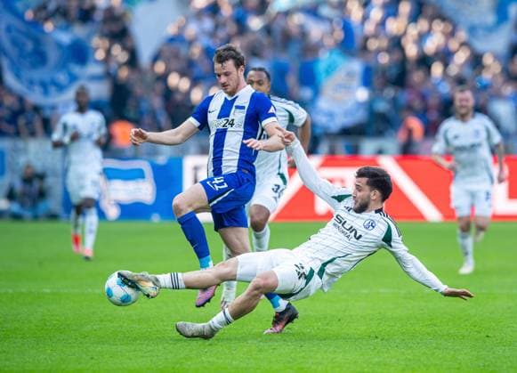 Fussball, Herren, Saison 2024 2025, 2. Bundesliga (25. Spieltag), Hertha BSC - FC Schalke 04, v.l. Pascal Klemens (Hertha BSC), Mehmet Can Aydin (Schalke 04), 08.03. 2025,