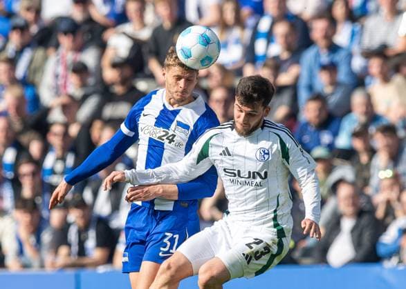 Fussball, Herren, Saison 2024 2025, 2. Bundesliga (25. Spieltag), Hertha BSC - FC Schalke 04, v.l. Marton Dardai (Hertha BSC), Mehmet Can Aydin (Schalke 04), 08.03. 2025,