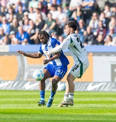 Fussball, Herren, Saison 2024 2025, 2. Bundesliga (25. Spieltag), Hertha BSC - FC Schalke 04, v.l. Deyovaisio Zeefuik (Hertha BSC), Mehmet Can Aydin (Schalke 04), 08.03. 2025,