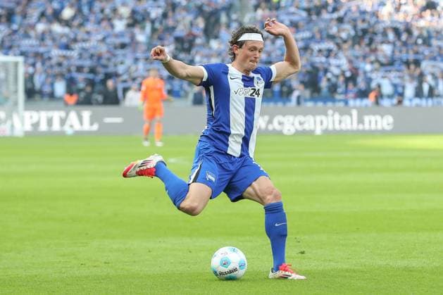 08.03.2025, xtgx, Fussball - 2.Bundesliga, Hertha BSC Berlin - FC Schalke 04 emspor, v.l. Fabian Reese (Hertha, 11) am Ball, plays the ball (DFL DFB REGULATIONS PROHIBIT ANY USE OF PHOTOGRAPHS as IMAGE SEQUENCES and or QUASI-VIDEO) Berlin