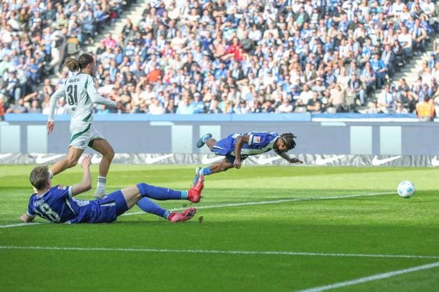 08.03.2025, xtgx, Fussball - 2.Bundesliga, Hertha BSC Berlin - FC Schalke 04 emspor, v.l. Deyovaisio Zeefuik (Hertha, 42) Kopfball (DFL DFB REGULATIONS PROHIBIT ANY USE OF PHOTOGRAPHS as IMAGE SEQUENCES and or QUASI-VIDEO) Berlin