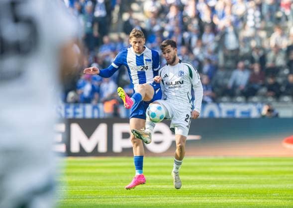 Fussball, Herren, Saison 2024 2025, 2. Bundesliga (25. Spieltag), Hertha BSC - FC Schalke 04, v.l. Marton Dardai (Hertha BSC), Mehmet Can Aydin (Schalke 04), 08.03. 2025,