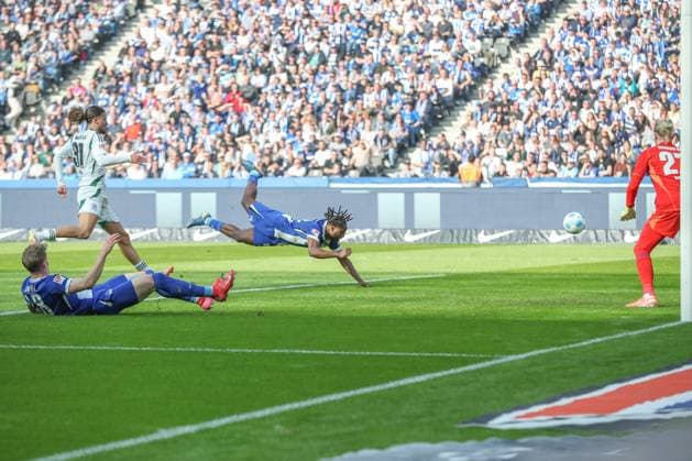 08.03.2025, xtgx, Fussball - 2.Bundesliga, Hertha BSC Berlin - FC Schalke 04 emspor, v.l. Deyovaisio Zeefuik (Hertha, 42) Kopfball (DFL DFB REGULATIONS PROHIBIT ANY USE OF PHOTOGRAPHS as IMAGE SEQUENCES and or QUASI-VIDEO) Berlin