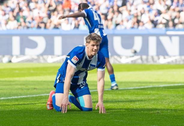 Fussball, Herren, Saison 2024 2025, 2. Bundesliga (25. Spieltag), Hertha BSC - FC Schalke 04, Luca Schuler (Hertha BSC) am Boden, 08.03. 2025,