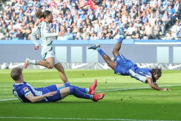 08.03.2025, xtgx, Fussball - 2.Bundesliga, Hertha BSC Berlin - FC Schalke 04 emspor, v.l. Deyovaisio Zeefuik (Hertha, 42) Kopfball (DFL DFB REGULATIONS PROHIBIT ANY USE OF PHOTOGRAPHS as IMAGE SEQUENCES and or QUASI-VIDEO) Berlin