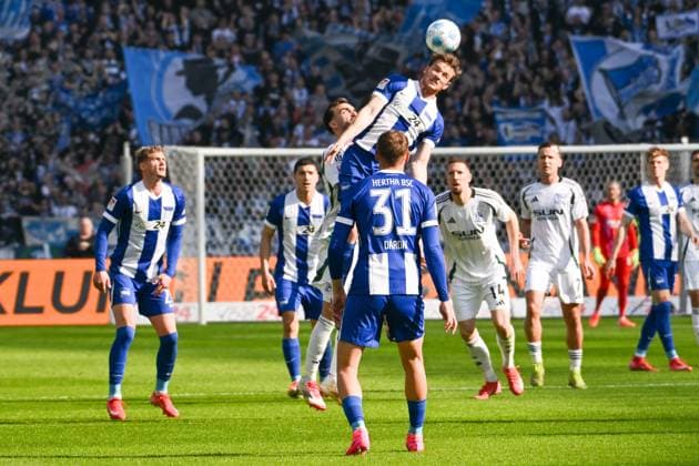 Fussball 2.Bundesliga, Hertha BSC Berlin - FC Schalke 04 08.03.2025, xdanx, Fussball 2.Bundesliga, Hertha BSC Berlin - FC Schalke 04 v.l. Pascal Klemens (Hertha BSC 41), Zweikampf, Duell, Kampf, tackle (DFL DFB REGULATIONS PROHIBIT ANY USE OF PHOTOGRAPHS as IMAGE SEQUENCES and or QUASI-VIDEO) Daniel Lakomski Mix1 Berlin Olympiastadion Berlin Deutschland (DEU)