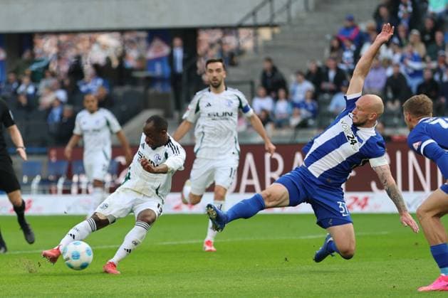2. Fußball Bundesliga, Hertha BSC - Schalke 04 Christopher Antwi-Adjej (Schalke 04 18) beim Torschuss auf das Tor gegen Toni Leistner (Hertha BSC Berlin 37), während der Begegnung in der 2. Fußball Bundesliga, Hertha BSC - Schalke 04 in Berlin, Olympiastadion, am 08.03.2025. DFB regulations prohibit any use of photographs as image sequences and or quasi video.