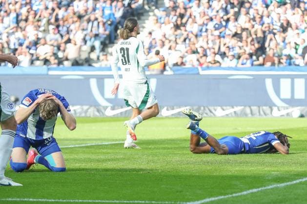 08.03.2025, xtgx, Fussball - 2.Bundesliga, Hertha BSC Berlin - FC Schalke 04 emspor, v.l. Deyovaisio Zeefuik (Hertha, 42) Kopfball (DFL DFB REGULATIONS PROHIBIT ANY USE OF PHOTOGRAPHS as IMAGE SEQUENCES and or QUASI-VIDEO) Berlin