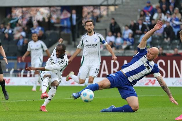 2. Fußball Bundesliga, Hertha BSC - Schalke 04 Christopher Antwi-Adjej (Schalke 04 18) beim Torschuss auf das Tor gegen Toni Leistner (Hertha BSC Berlin 37), während der Begegnung in der 2. Fußball Bundesliga, Hertha BSC - Schalke 04 in Berlin, Olympiastadion, am 08.03.2025. DFB regulations prohibit any use of photographs as image sequences and or quasi video.