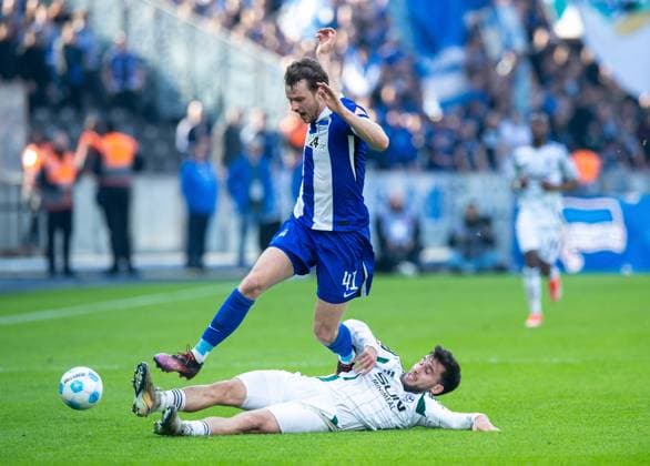 Fussball, Herren, Saison 2024 2025, 2. Bundesliga (25. Spieltag), Hertha BSC - FC Schalke 04, v.l. Pascal Klemens (Hertha BSC), Mehmet Can Aydin (Schalke 04), 08.03. 2025,
