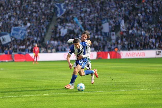 2. Fußball Bundesliga, Hertha BSC - Schalke 04 Ibrahim Maza (Hertha BSC Berlin 10) im Zweikampf mit Taylan Bulut (Schalke 04 31), während der Begegnung in der 2. Fußball Bundesliga, Hertha BSC - Schalke 04 in Berlin, Olympiastadion, am 08.03.2025. DFB regulations prohibit any use of photographs as image sequences and or quasi video.
