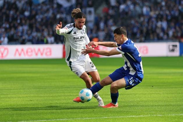 2. Fußball Bundesliga, Hertha BSC - Schalke 04 Ibrahim Maza (Hertha BSC Berlin 10) im Zweikampf mit Taylan Bulut (Schalke 04 31), während der Begegnung in der 2. Fußball Bundesliga, Hertha BSC - Schalke 04 in Berlin, Olympiastadion, am 08.03.2025. DFB regulations prohibit any use of photographs as image sequences and or quasi video.