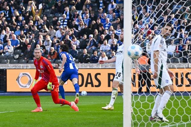 Fussball 2.Bundesliga, Hertha BSC Berlin - FC Schalke 04 08.03.2025, xdanx, Fussball 2.Bundesliga, Hertha BSC Berlin - FC Schalke 04 v.l. Loris Karius (FC Schalke 04 27)Fabian Reese (Hertha BSC 11) Jubel nach dem 1:1 durch Fabian Reese (Hertha BSC 11) (DFL DFB REGULATIONS PROHIBIT ANY USE OF PHOTOGRAPHS as IMAGE SEQUENCES and or QUASI-VIDEO) Daniel Lakomski Mix1 Berlin Olympiastadion Berlin Deutschland (DEU)