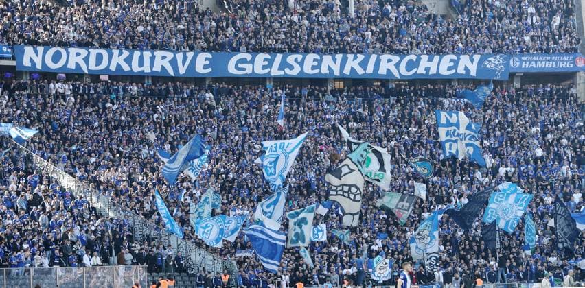 Schalkefans im Gästeblock Fußball Fussball DFL 2.Bundesliga Herren 25. Spieltag Saison 2024 2025 08.03.2025 Hertha BSC Berlin vs. FC Schalke 04 S04 DFL regulations prohibit any use of photographs as image sequences and or quasi-video