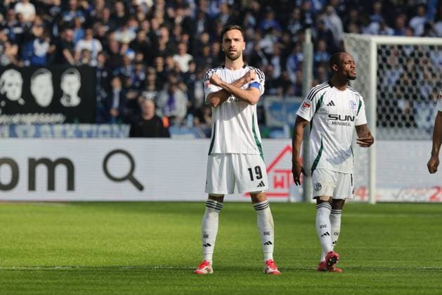 Sport Bilder des Tages 2. Fußball Bundesliga, Hertha BSC - Schalke 04 Torjubel, Jubel . Kenan Karaman (Schalke 04 19) jubelt über das Tor zum 1:2 . Rechts Christopher Antwi-Adjej (Schalke 04 18), während der Begegnung in der 2. Fußball Bundesliga, Hertha BSC - Schalke 04 in Berlin, Olympiastadion, am 08.03.2025. DFB regulations prohibit any use of photographs as image sequences and or quasi video.