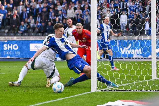 Fussball 2.Bundesliga, Hertha BSC Berlin - FC Schalke 04 08.03.2025, xdanx, Fussball 2.Bundesliga, Hertha BSC Berlin - FC Schalke 04 v.l. Luca Wollschläger (Hertha BSC Berlin) Torchance vergeben (DFL DFB REGULATIONS PROHIBIT ANY USE OF PHOTOGRAPHS as IMAGE SEQUENCES and or QUASI-VIDEO) Daniel Lakomski Mix1 Berlin Olympiastadion Berlin Deutschland (DEU)