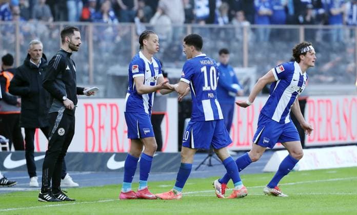 Einwechselung Derry Scherhant, Auswechselung Ibrahim Maza Fußball Fussball DFL 2.Bundesliga Herren 25. Spieltag Saison 2024 2025 08.03.2025 Hertha BSC Berlin vs. FC Schalke 04 S04 DFL regulations prohibit any use of photographs as image sequences and or quasi-video