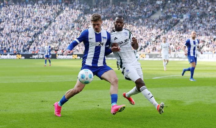 Marton Dardai, Christopher Antwi Adjei Zweikampf Spielszene Aktion Fußball Fussball DFL 2.Bundesliga Herren 25. Spieltag Saison 2024 2025 08.03.2025 Hertha BSC Berlin vs. FC Schalke 04 S04 DFL regulations prohibit any use of photographs as image sequences and or quasi-video