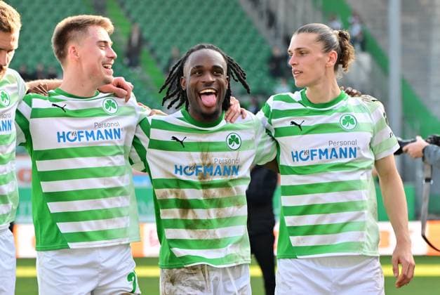 Sport Bilder des Tages 08.03.2025 - Fussball - Saison 2024 2025 - 2. Fussball - Bundesliga - 25. Spieltag: SpVgg Greuther Fürth ( Kleeblatt ) - 1. FC Magdeburg FCM - Sportfoto Zink MeZi - xmexzix - DFL regulations prohibit any use of photographs as image sequences and or quasi-video - only for editorial use - Gian Luca Gian-Luca Itter (27, SpVgg Greuther Fürth ) Noel Futkeu (9, SpVgg Greuther Fürth ) Noah Loosli (25, SpVgg Greuther Fürth, rechts ) Jubel Freude nach Spielende