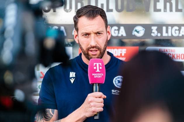 Mitch Kniat (DSC Arminia Bielefeld, Cheftrainer) im Interview mit Magenta GER, SC Verl vs. DSC Arminia Bielefeld, Fussball, 3. Liga, 27. Spieltag, Spielzeit 2024 2025, 08.03.2025 DFL Regulations prohibit any use of photographers as image sequences and or quasi-video. GER, SC Verl vs. DSC Arminia Bielefeld, Fussball, 3. Liga, 27. Spieltag, Spielzeit 2024 2025, 08.03.2025 Verl Copyright: xEibner-Pressefoto JanxRollingerx EP_JSK