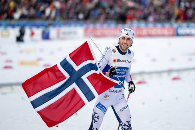 Bilder des Jahres 2025, Sport 03 März RIIBER Jarl Magnus (Norwegen) jubelt im Ziel mit norwegischer Fahne Flagge ueber den Sieg, die Gold Medaille und Titel als Weltmeister in seinem letzten WM-Rennen, NOR, FIS Nordische Ski Weltmeisterschaft Trondheim Granasen, Nordische Kombination, 10 km Langlauf Gundersen Herren, Wettkampftag 9, Saison 2024 2025, 08.03.2025 NOR, FIS Nordische Ski Weltmeisterschaft Trondheim Granasen, Wettkampftag 9, Saison 2024 2025, 08.03.2025 Trondheim *** RIIBER Jarl Magnus Norway cheers at the finish line with the Norwegian flag over the victory, the gold medal and title as World Champion in his last World Championship race, NOR, FIS Nordic World Ski Championships Trondheim Granasen, Nordic Combined, 10 km Cross-Country Gundersen Men, competition day 9, season 2024 2025, 08 03 2025 NOR, FIS Nordic World Ski Championships Trondheim Granasen, competition day 9, season 2024 2025, 08 03 2025 Trondheim Copyright: xEibner-Pressefoto Memmlerx EP_MMR