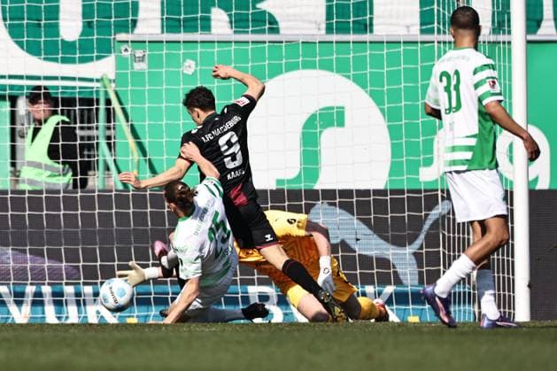 Szene vor dem Fürther Tor im Rückrundenspiel der Saison 2024 2025 zwischen SpVgg Greuther Fürth und dem 1. FC Magdeburg (1:1) in Fürth; 08 03 2025; -