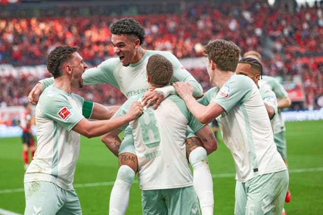Bilder des Jahres 2025, Sport 03 März Sport Themen der Woche KW10 Sport Bilder des Tages GER, 1.FBL. Bayer 04 Leverkusen vs. SV Werder Bremen 08.03.2025, BayArena, Leverkusen, GER, 1.FBL. Bayer 04 Leverkusen vs. SV Werder Bremen, im Bild: 2:0 fuer Bremen durch Justin Njinmah (Werder Bremen 11), Torjubel Jubel Jubellauf, Mitchell Weiser (Werder Bremen 8), Jens Stage (Werder Bremen 6), *** GER, 1 FBL Bayer 04 Leverkusen vs SV Werder Bremen 08 03 2025, BayArena, Leverkusen, GER, 1 FBL Bayer 04 Leverkusen vs SV Werder Bremen, in the picture 2 0 for Bremen by Justin Njinmah Werder Bremen 11 , goal celebration jubilation jubilation run, Mitchell Weiser Werder Bremen 8 , Jens Stage Werder Bremen 6 , nordphotoxGmbHx xMeuter nph00351