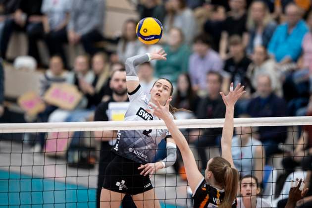 1. Volleyball Bundesliga Frauen: Schwarz-Weiss Erfurt vs. Allianz MTV Stuttgart; Erfurt; 08.03.2025 Elizabeth Sandbothe ( 2; Schwarz-Weiss Erfurt) gegen Kelsey Veltman ( 14; Allianz MTV Stuttgart) 1. Volleyball Bundesliga Frauen: Schwarz-Weiss Erfurt vs. Allianz MTV Stuttgart; Riethsporthalle Erfurt; 08.03.2025 Copyright: xBEAUTIFULxSPORTS Duehringx