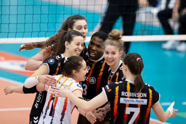 1. Volleyball Bundesliga Frauen: Schwarz-Weiss Erfurt vs. Allianz MTV Stuttgart; Erfurt; 08.03.2025 Jubel, Allianz MTV Stuttgart 1. Volleyball Bundesliga Frauen: Schwarz-Weiss Erfurt vs. Allianz MTV Stuttgart; Riethsporthalle Erfurt; 08.03.2025 Copyright: xBEAUTIFULxSPORTS Duehringx