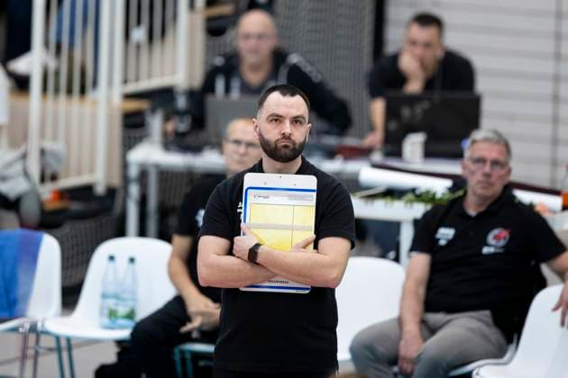 1. Volleyball Bundesliga Frauen: Schwarz-Weiss Erfurt vs. Allianz MTV Stuttgart; Erfurt; 08.03.2025 Mateusz Zarczynski (Trainer; Schwarz-Weiss Erfurt) 1. Volleyball Bundesliga Frauen: Schwarz-Weiss Erfurt vs. Allianz MTV Stuttgart; Riethsporthalle Erfurt; 08.03.2025 Copyright: xBEAUTIFULxSPORTS Duehringx