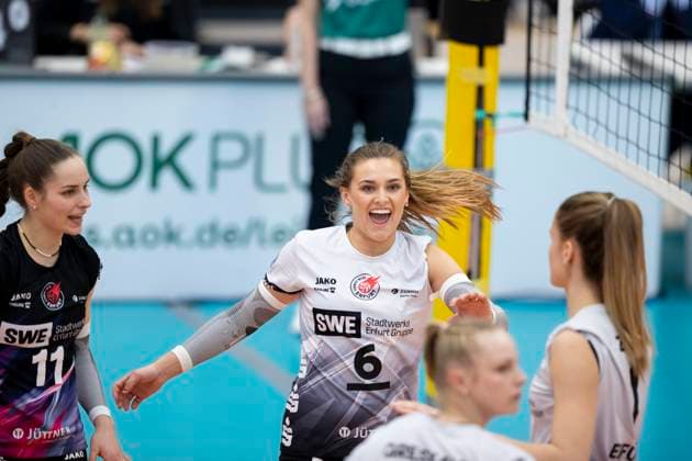 1. Volleyball Bundesliga Frauen: Schwarz-Weiss Erfurt vs. Allianz MTV Stuttgart; Erfurt; 08.03.2025 Jubel, Mia Anna Stauß ( 11; Schwarz-Weiss Erfurt) (links) und Kira Thomsen ( 6; Schwarz-Weiss Erfurt) (rechts) 1. Volleyball Bundesliga Frauen: Schwarz-Weiss Erfurt vs. Allianz MTV Stuttgart; Riethsporthalle Erfurt; 08.03.2025 Copyright: xBEAUTIFULxSPORTS Duehringx