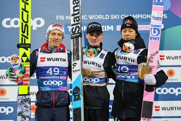 Sport Themen der Woche KW10 Sport Bilder des Tages NORDIC SKIING - FIS Nordic WC Trondheim 2025 TRONDHEIM,NORWAY,08.MAR.25 - NORDIC SKIING, Ski jumping, Skispringen, Ski, nordisch - FIS Nordic World Ski Championships, large hill, men. Image shows the rejoicing of Jan Hoerl (AUT), Domen Prevc (SLO) and Ryoyu Kobayashi (JPN) . keywords: flower ceremony.  GEPAxpictures xThomasxBachun
