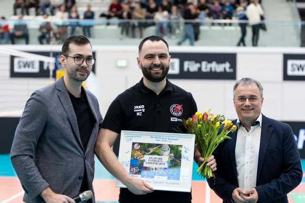 1. Volleyball Bundesliga Frauen: Schwarz-Weiss Erfurt vs. Allianz MTV Stuttgart; Erfurt; 08.03.2025 von links, Florian Völker (Geschäftsführer Schwarz-Weiss Erfurt), Mateusz Zarczynski (Trainer; Schwarz-Weiss Erfurt) und Michael Panse (Präsident Schwarz-Weiss Erfurt) 1. Volleyball Bundesliga Frauen: Schwarz-Weiss Erfurt vs. Allianz MTV Stuttgart; Riethsporthalle Erfurt; 08.03.2025 Copyright: xBEAUTIFULxSPORTS Duehringx