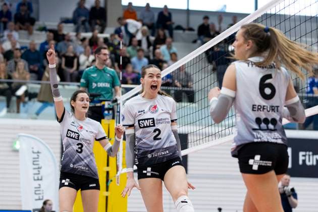 1. Volleyball Bundesliga Frauen: Schwarz-Weiss Erfurt vs. Allianz MTV Stuttgart; Erfurt; 08.03.2025 Jubel, von links, Ana Krulj ( 3; Schwarz-Weiss Erfurt), Elizabeth Sandbothe ( 2; Schwarz-Weiss Erfurt) und Kira Thomsen ( 6; Schwarz-Weiss Erfurt) 1. Volleyball Bundesliga Frauen: Schwarz-Weiss Erfurt vs. Allianz MTV Stuttgart; Riethsporthalle Erfurt; 08.03.2025 Copyright: xBEAUTIFULxSPORTS Duehringx